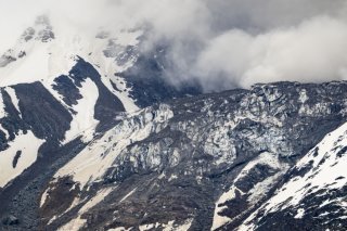 Le glacier du Birch dans le Lötschental, chargé d'éboulis, est une source d'inquiétude (photo d'archives) KEYSTONE/JEAN-CHRISTOPHE BOTT